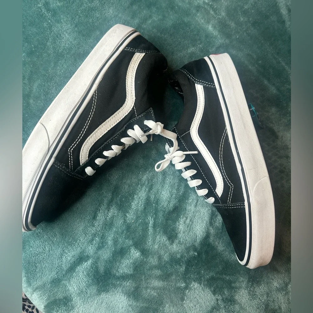 Vans Men's Classic Black and White Sneakers - Picture 4 of 6